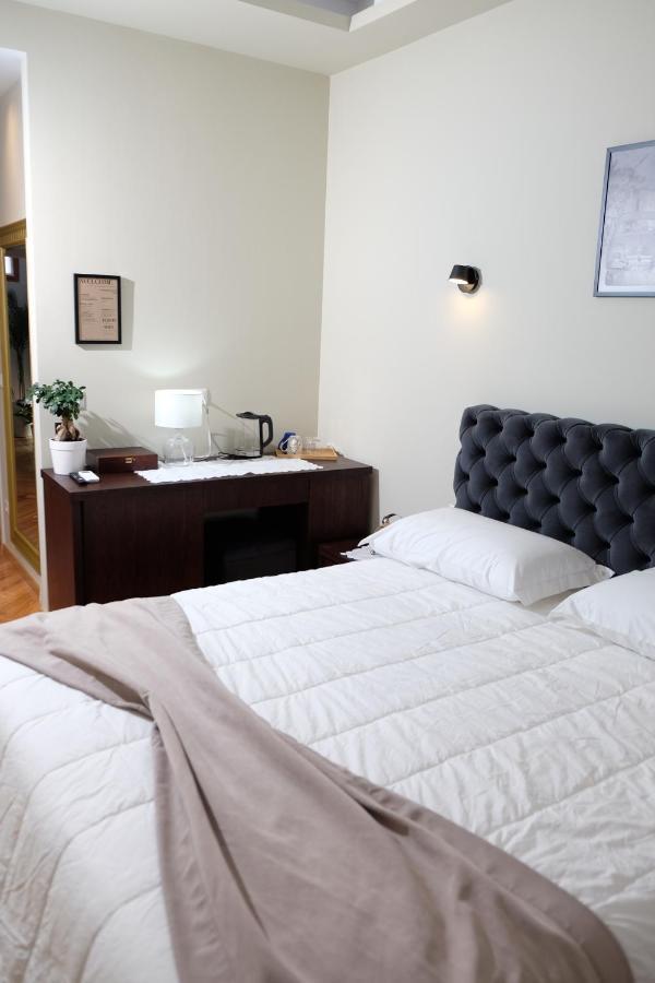 Tebeu Coffe And Bar Bed & Breakfast Vlore Exterior photo